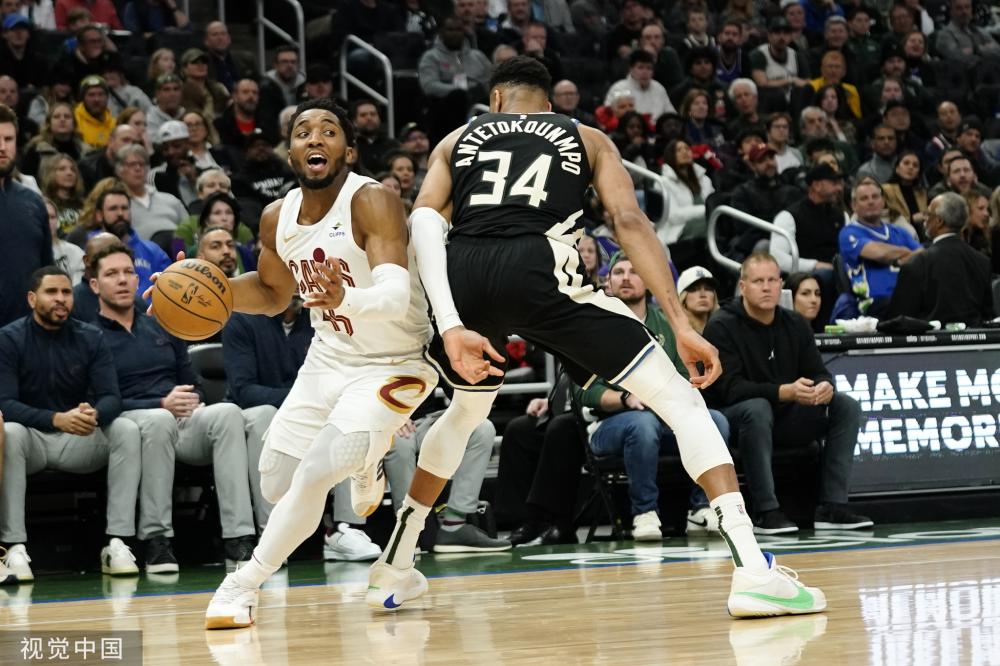 的舞台上展 的舞台上展